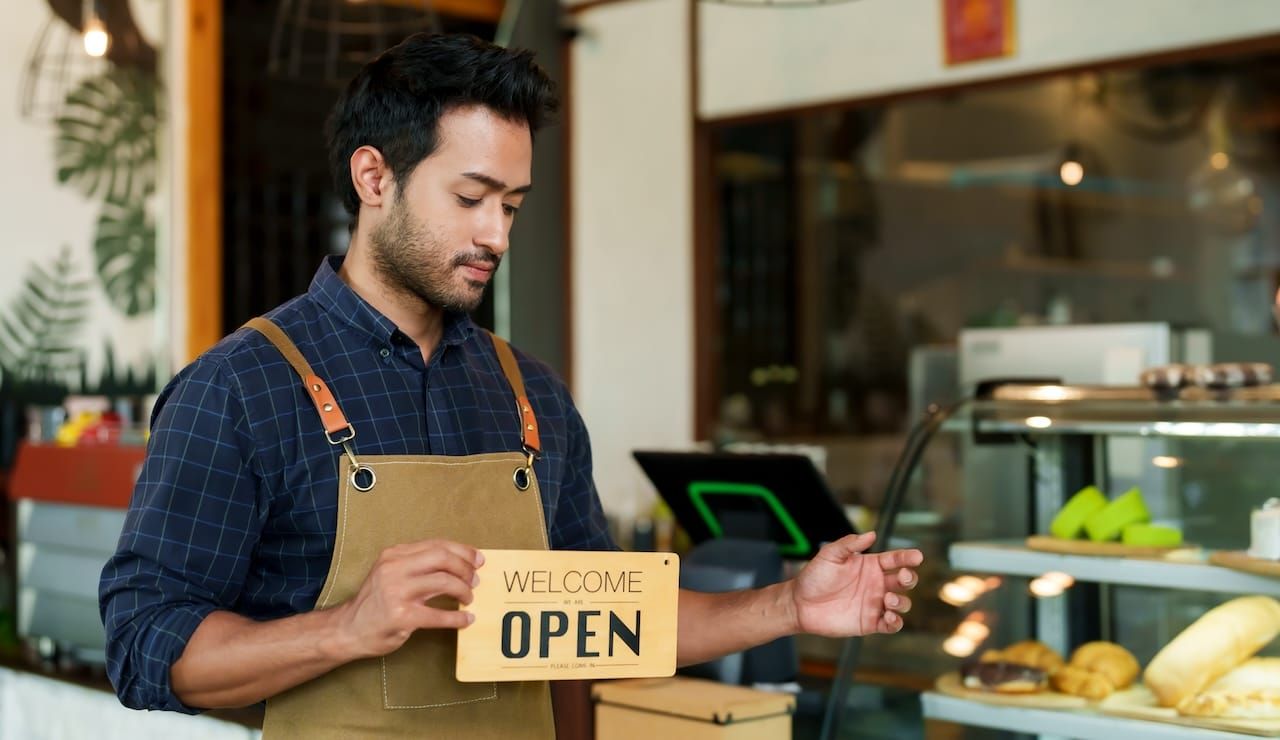 How Old To Be a Restaurant Manager?