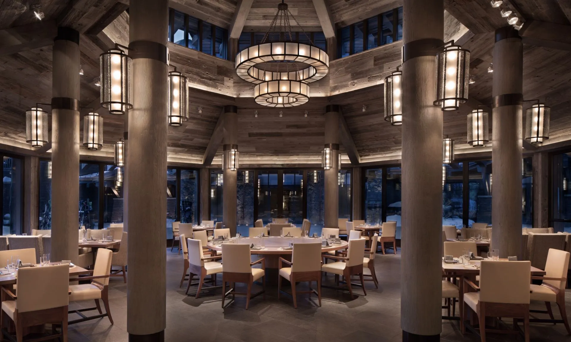 dining-hero0f233927fd5f15efa70a39d82348704b