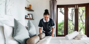 housekeeper folding beddings