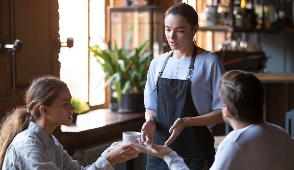 how to handle customer complaints in a restaurant